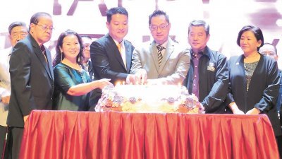吴惠明(前排左起)、郑惠珍、陈洺臣、潘伟斯、莫泽浩与郑玉美等为南方大学学院成立44周年午宴上，进行切蛋糕仪式。