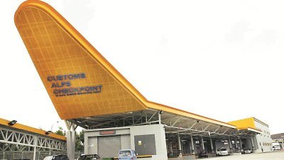 一名40岁司机涉嫌载著私烟在樟宜机场物流园区“闯关”。（档案照）