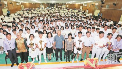郑美珍（前左5起）和童星存颁发表扬状给校外比赛获奖的学生。（摄影：刘维杰）