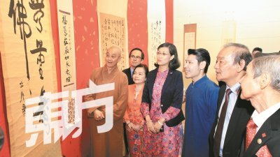 刘东源（中）主持推介礼后，到展览馆参观中国南来第一代书法家的作品。陪同者包括许锡辉（右起）、骆三民、罗章武（后排左）及杨玉仙（左3）。（摄影：甘月仙）