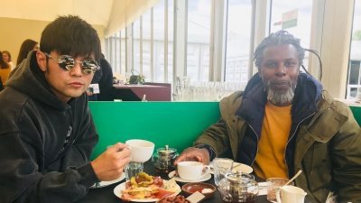 周杰伦与艺术家Hurvin Anderson喝茶。