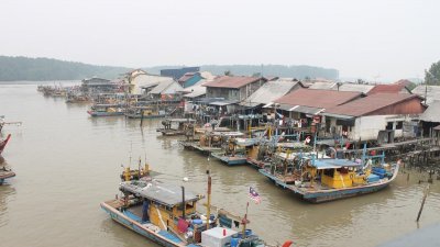 渔业局若在2021年起禁止B型渔船作业， 将打击渔村的经济发展。
