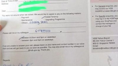 新加坡有屋主收到建屋局留下的字条，指有人投诉其住家传出“煮饭的味道”。（图取自网络）