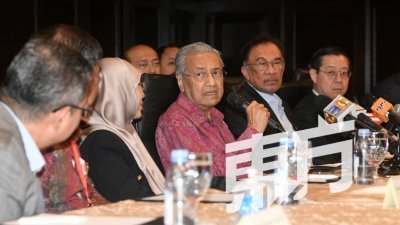 马哈迪（左2）出席希盟国会议员干训营后与希盟成员党领袖一同召开记者会。左起为旺阿兹莎、安华及林冠英。（摄影：伍信隆）