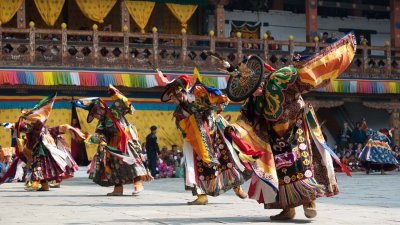 不丹人笃信藏传佛教，该国的主要节庆为“策秋”（Tshechu）。金刚舞是当中一个重要的舞蹈。