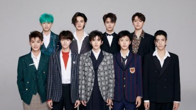 NINE PERCENT官方微博发出9位成员的“毕业”合照，宣布他们毕业，团体正式解散。