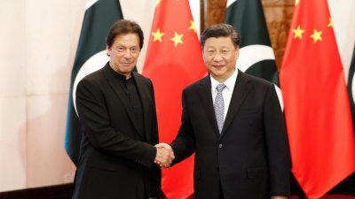 中国国家主席习近平（右）周三在北京钓鱼台国宾馆，会见到访的巴基斯坦总理伊姆兰汗。（图取自中新社）