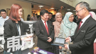 李文材（右起）、马来西亚国立大学眼科学系主任诺珊夏、阿叶莎及哈纳菲亚亲自巡视提供眼睛检查及护眼知识的活动摊位。（摄影：连国强）