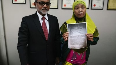 蒂娜（右）在女儿代表律师迦百烈的陪同下召开记者会并展示报案书，促请当局尽快批准律师会见其女儿。