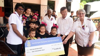 曹观友（右2）移交1万令吉拨款予槟城救世军儿童院，协助该院朝20万令吉筹款目标迈进。