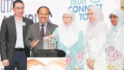旺阿兹莎（中）为2019年世界关节炎日活动开幕，右2为马来西亚风湿病专科服务主任摩丽雅再。