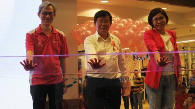 赖润基（左起）、曹观友和胡爱玲为鹰阁医院举办的粉红10月乳癌醒觉活动主持开幕礼。