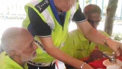 嫌犯将自己身穿荧光外套及佩戴警阶勋章出席慈善活动的照片上传至社交媒体，遭广传后引起警方注意。