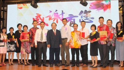 大会颁发纪念品予荣休校长、副校长及教师，左6起为林立发、张文兴、郑东旺、黄胜全以及陈再谷。