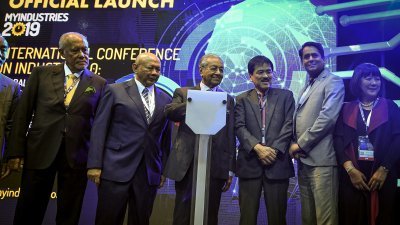 马哈迪（左3）主持“工业4.0：全球商业科技及生产力的革命”国际大会开幕仪式。左起：梅格纳兹慕丁、赛安华、许志国、扎迪及丘美兰。