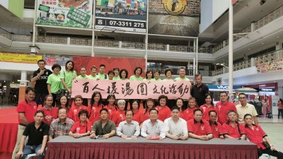 郑添皇（前左6起）和张英源预告第五届国际关公文化节彩虹花园恭迎站活动。