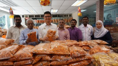 陈家兴（左3）对文冬甘榜加章布爹生产的印度零食赞不绝口，左起为那达古玛、西华尼申、沙慕加达申、零食厂职员玛登及祖莱达。