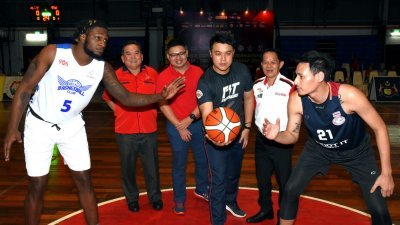马六甲州行政议员郭子毅（中）为妈咪杯马六甲国际篮球邀请赛持开球礼。