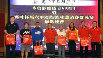 拿督威拉陈江荣局绅（左4）赠送手礼予6支球队领队，右为工委会主席拿督吴俊兑。
