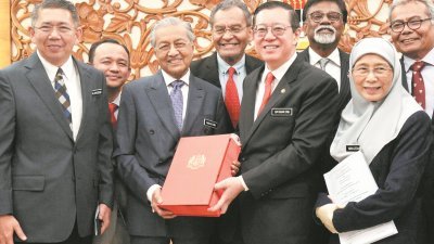 财政部长林冠英于（前排右2）本月11日在国会提呈的2020年财政预算案，主题为“驱动发展，公平成果，共享繁荣”。左2为首相马哈迪。