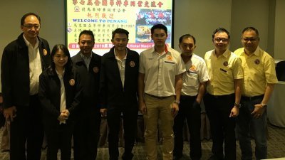 赖荣耀（左3起）、锺山柏及陈玮联于周日上午出席第7届全国吊秤车同业交流会。