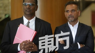 蓝卡巴星与日落洞国会议员雷尔（左）周一代表涉嫌与泰米尔之虎（LTTE）联系而被捕的5人，向法庭申请人身保护令。 （摄影：骆曼）