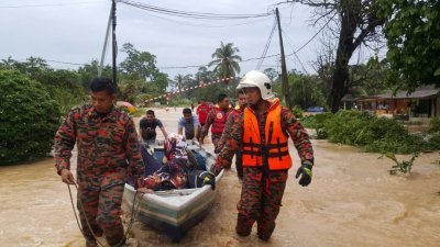 消拯人员接获投报后，随即赶往甘榜乌鲁埔来，协助受困村民乘船离开。