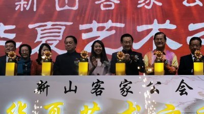 张润安（左4）、廖彩彤和张君国周二晚为“华夏艺术之夜”主持开幕典礼。