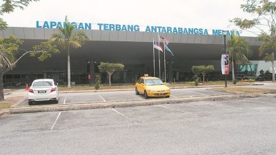 甲州政府与印尼雅加达省及东爪哇省探讨明年初以包机方式开拓新航线，吸引中国游客来马六甲旅游。