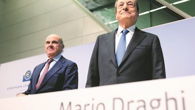 德拉吉（右）最后一次在欧洲央行主持货币政策会议。