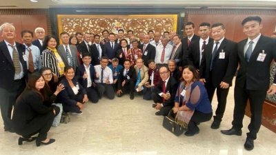 柔州麻坡行动党元老俱乐部国会访问团与下议院副议长倪可敏欢欣合照。