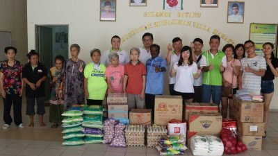 协关宫的理事成员捐赠乾粮及日常食品予鲁容流浪者收容中心。