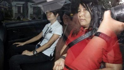 王淑珍（右）周一被控谋杀丈夫，还押在樟宜女子监狱进行观察。（图取自海峡时报）