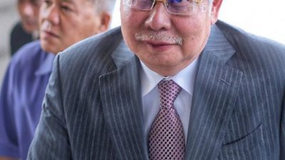 纳吉周二如常抵达吉隆坡法庭，出席1MDB案件的审讯。