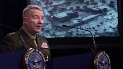 美军中央司令部司令麦肯齐在周三的记者会上，播放美军突袭IS头目巴格达迪的画面，并提供上周六行动的详情。