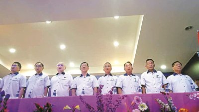 魏家祥（左3）周日为马华柔州联委会主持常年大会开幕。