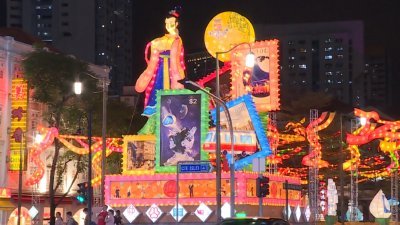 牛车水庆中秋活动最为壮观的灯组，除了有神话里的嫦娥与玉兔造型，还有透过经典图案代表新加坡多元社会发展的“时间邮票”，呈现如新加坡旧时街景、组屋、地铁及象征展望未来的太空梭等画面。
