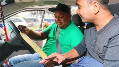 霹雳州社险机构派员乔装乘客，取缔尚未在“自雇人士社险计划”下注册的电招车司机。
