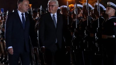 第二次世界大战爆发80周年纪念活动仪式于当地时间周日清晨举行，由波兰总统杜达（前左1）、德国总统施泰因迈尔（前左2）致词揭开序幕。
