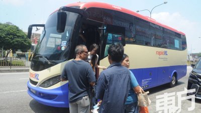 迷你巴士较平日的普通巴士增加3趟次服务，从安邦坊接载乘客抵达武吉英达巴士总站。（摄影：徐慧美）