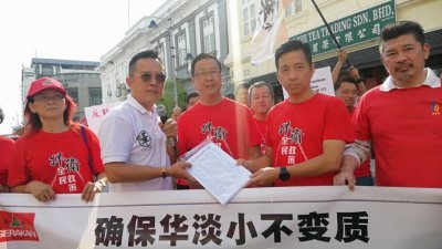黄俊华（左2起）在刘华才见证下，将签名名单交给胡栋强。（摄影：谭淑敏）