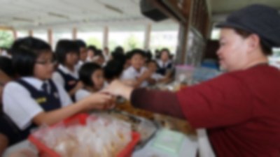 落实免费营养餐计划，学生可能会出现吃不完或挑食的状况，因此老师必须要督促学生，以免食物被浪费。 （图取自网络）