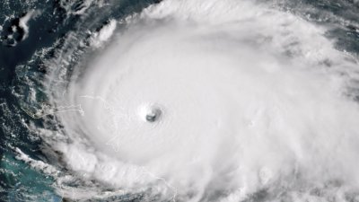 卫星照片显示，升级为5级飓风的“多里安”拥有清晰且浑圆的风眼，当地时间周日向著巴哈马群岛逼近，瞬间狂风每小时超过354公里。