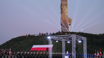 欧洲委员会副主席蒂默曼周日在波兰格但斯克，出席了第二次世界大战爆发80周年年纪念仪式。这是蒂默曼（前）在波兰西盘半岛，二战纪念碑前的演讲台上，发表讲话，后面有军人列队，场面肃穆。
