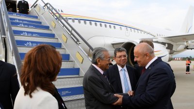 敦马哈迪（左2）抵达俄罗斯符拉迪沃斯托克时，受到副市长梅尼克奥勒的迎接。右2为大马外交部长赛夫丁阿都拉。