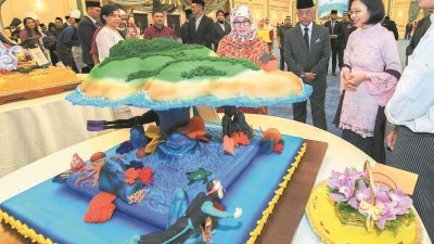 国家元首苏丹阿都拉（右3）及国家元首后东姑阿兹莎（右4）观赏由吉隆坡联邦酒店配合国家元首华诞，赠送的巨型蛋糕。