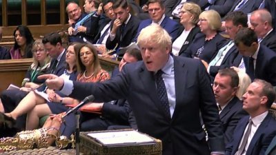 英国国会下议院周二短暂复会，首相约翰逊出师不利，在21名保守党议员倒戈下，以328对301票让在野工党取得议程控制权，约翰逊随即表示会寻求提前大选。