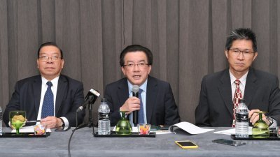 刘昭甫（左起）、郑金昇和资深经理林时明出席记者会。