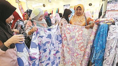 马来友族同胞日常生活固然是以清真为主，然后价格的合理与采购便利也很重要，他们并不会刻意要求每个细节都必须是穆斯林产品。