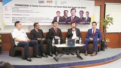 曹观友（右2）汇报槟城2030年愿景，左起为锺仁杰、凯文、陈浩哲及洪明泉。